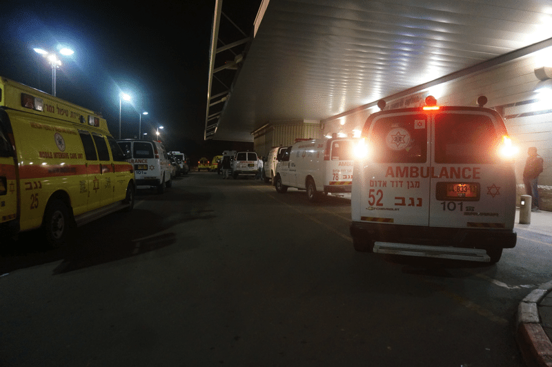 سيارات اسعاف عديدة وصلت الى مستشفى سوروكا مع مصابين من جنازة الجعار 18.01.2015